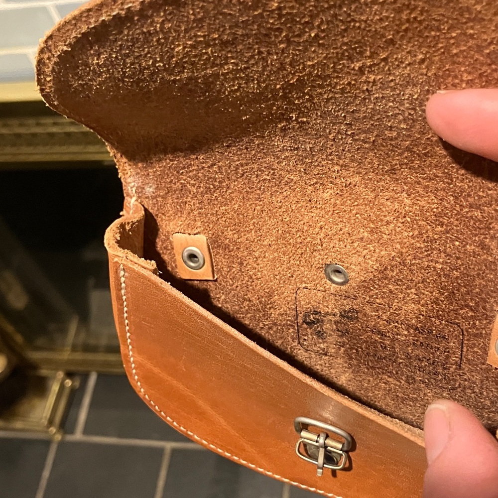 Elegant Tan Leather Crossbody Bag - Picture 2 of 6